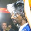 Snoop Dogg reçoit un seau d'eau lors d'une interview télévisée, le dimanche 5 février à Indianapolis, lors de la soirée organisée en préambule au Super Bowl.