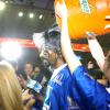 Snoop Dogg reçoit un seau d'eau lors d'une interview télévisée, le dimanche 5 février à Indianapolis, lors de la soirée organisée en préambule au Super Bowl.
