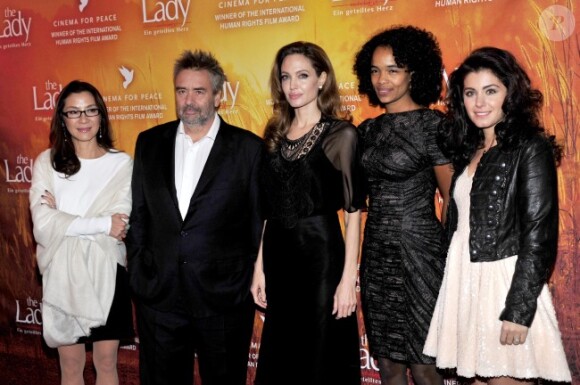 Michelle Yeoh, Luc Besson, Angelina Jolie, Virginie Silla, et Katie Melua lors de l'avant-première de The Lady à Berlin le 12 février 2012