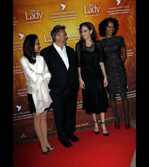 Michelle Yeoh, Luc Besson, Angelina Jolie et Virginie Silla lors de l'avant-première de The Lady à Berlin le 12 février 2012