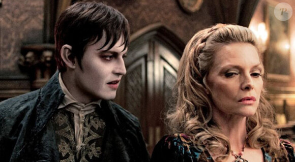 Johnny Depp et Michelle Pfeiffer dans Dark Shadows.