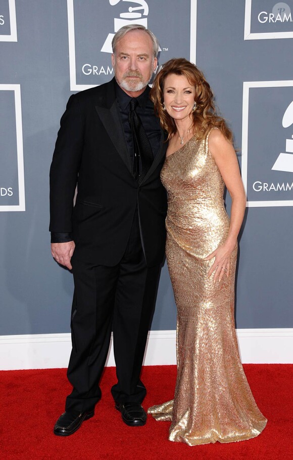 Jane Seymour et son mari James Keach sur le tapis rouge de la cérémonie des 54e Grammy Awards au Staples Center de Los Angeles le 12 février 2012. Les stars étaient nombreuses à être venues accompagnées pour la grand-messe des récompenses musicales américaines.