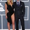 Adam Levine de Maroon 5 et Anna Vyalitsina sur le tapis rouge de la cérémonie des 54e Grammy Awards au Staples Center de Los Angeles le 12 février 2012. Les stars étaient nombreuses à être venues accompagnées pour la grand-messe des récompenses musicales américaines.