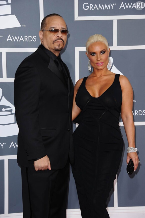 Ice-T et sa femme Coco sur le tapis rouge de la cérémonie des 54e Grammy Awards au Staples Center de Los Angeles le 12 février 2012. Les stars étaient nombreuses à être venues accompagnées pour la grand-messe des récompenses musicales américaines.