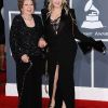 Cyndi Lauper et sa mère sur le tapis rouge de la cérémonie des 54e Grammy Awards au Staples Center de Los Angeles le 12 février 2012. Les stars étaient nombreuses à être venues accompagnées pour la grand-messe des récompenses musicales américaines.