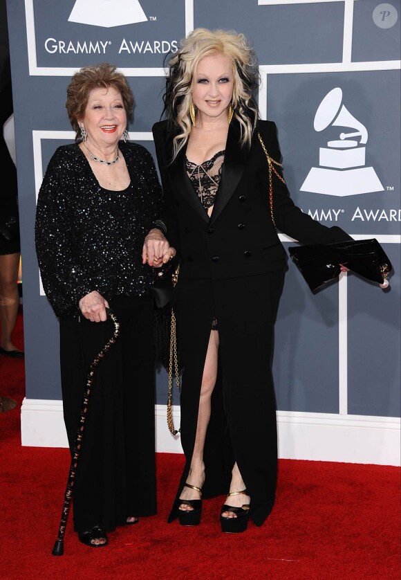 Cyndi Lauper et sa mère sur le tapis rouge de la cérémonie des 54e Grammy Awards au Staples Center de Los Angeles le 12 février 2012. Les stars étaient nombreuses à être venues accompagnées pour la grand-messe des récompenses musicales américaines.