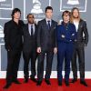 Maroon 5 sur le tapis rouge de la cérémonie des 54e Grammy Awards au Staples Center de Los Angeles le 12 février 2012. Les stars étaient nombreuses à être venues accompagnées pour la grand-messe des récompenses musicales américaines.