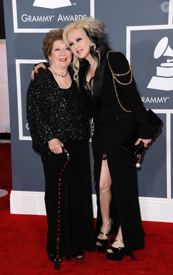 Cyndi Lauper et sa mère Catrine Dominique sur le tapis rouge de la cérémonie des 54e Grammy Awards au Staples Center de Los Angeles le 12 février 2012. Les stars étaient nombreuses à être venues accompagnées pour la grand-messe des récompenses musicales américaines.