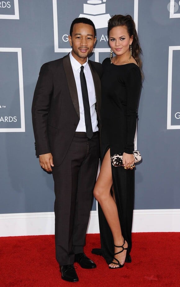 John Legend et sa fiancée Chrissy Teigen sur le tapis rouge de la cérémonie des 54e Grammy Awards au Staples Center de Los Angeles le 12 février 2012. Les stars étaient nombreuses à être venues accompagnées pour la grand-messe des récompenses musicales américaines.