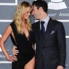 Adam Levine de Maroon 5 et Anna Vyalitsina sur le tapis rouge de la cérémonie des 54e Grammy Awards au Staples Center de Los Angeles le 12 février 2012. Les stars étaient nombreuses à être venues accompagnées pour la grand-messe des récompenses musicales américaines.