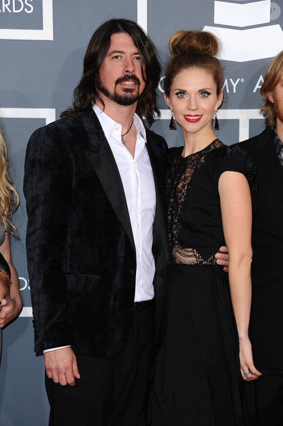 Dave Grohl et sa femme Jordyn sur le tapis rouge de la cérémonie des 54e Grammy Awards au Staples Center de Los Angeles le 12 février 2012. Les stars étaient nombreuses à être venues accompagnées pour la grand-messe des récompenses musicales américaines.