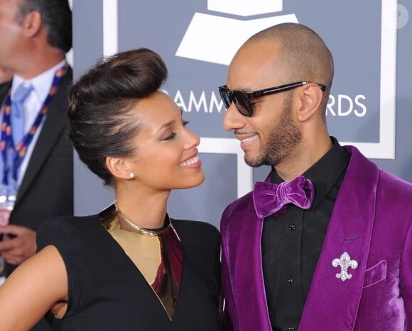 Alicia Keys et son époux Swizz Beatz sur le tapis rouge de la cérémonie des 54e Grammy Awards au Staples Center de Los Angeles le 12 février 2012. Les stars étaient nombreuses à être venues accompagnées pour la grand-messe des récompenses musicales américaines.