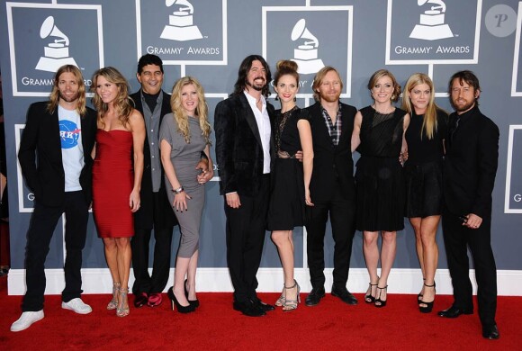 Les Foo Fighters et leurs amoureuses sur le tapis rouge de la cérémonie des 54e Grammy Awards au Staples Center de Los Angeles le 12 février 2012. Les stars étaient nombreuses à être venues accompagnées pour la grand-messe des récompenses musicales américaines.