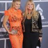 Fergie et sa mère sur le tapis rouge de la cérémonie des 54e Grammy Awards au Staples Center de Los Angeles le 12 février 2012. Les stars étaient nombreuses à être venues accompagnées pour la grand-messe des récompenses musicales américaines.