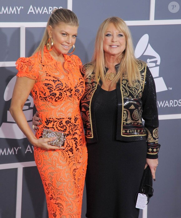 Fergie et sa mère sur le tapis rouge de la cérémonie des 54e Grammy Awards au Staples Center de Los Angeles le 12 février 2012. Les stars étaient nombreuses à être venues accompagnées pour la grand-messe des récompenses musicales américaines.