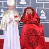 sur le tapis rouge de la cérémonie des 54e Grammy Awards au Staples Center de Los Angeles le 12 février 2012. Les stars étaient nombreuses à être venues accompagnées pour la grand-messe des récompenses musicales américaines.