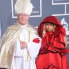 Nicki Minaj et son pape sur le tapis rouge de la cérémonie des 54e Grammy Awards au Staples Center de Los Angeles le 12 février 2012. Les stars étaient nombreuses à être venues accompagnées pour la grand-messe des récompenses musicales américaines.