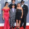Jimmy Jam en famille sur le tapis rouge de la cérémonie des 54e Grammy Awards au Staples Center de Los Angeles le 12 février 2012. Les stars étaient nombreuses à être venues accompagnées pour la grand-messe des récompenses musicales américaines.