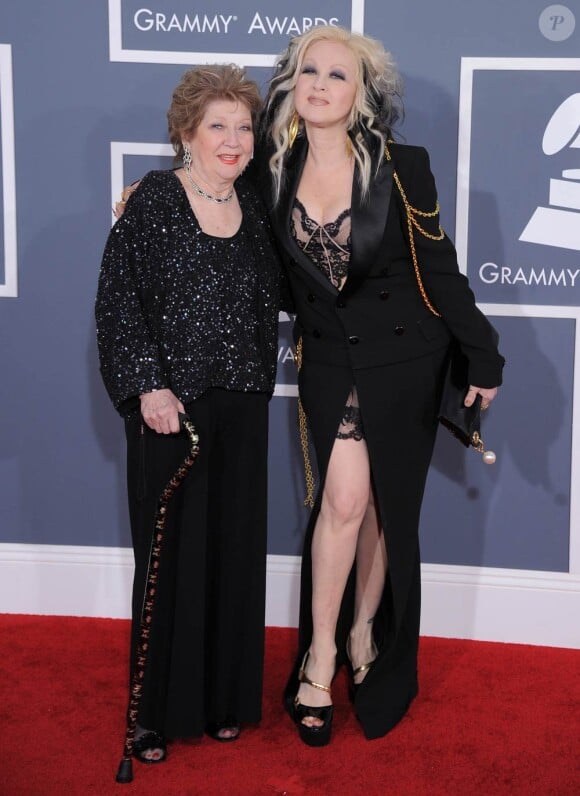 Cyndi Lauper et sa mère Catrine Dominique sur le tapis rouge de la cérémonie des 54e Grammy Awards au Staples Center de Los Angeles le 12 février 2012. Les stars étaient nombreuses à être venues accompagnées pour la grand-messe des récompenses musicales américaines.