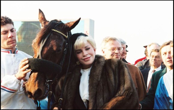 Sylvia Wildenstein en 1996 avec Cocktail Jet, vainqueur du Prix d'Amérique.