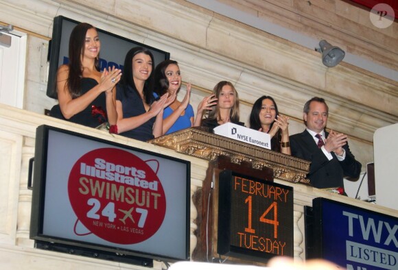 Irina Shayk, Crystal Renn, Michelle Vawer, Nina Agdal et Jessica Gomes applaudissent après avoir sonné la fin de la séance du NYSE. New York, le 14 février 2012.