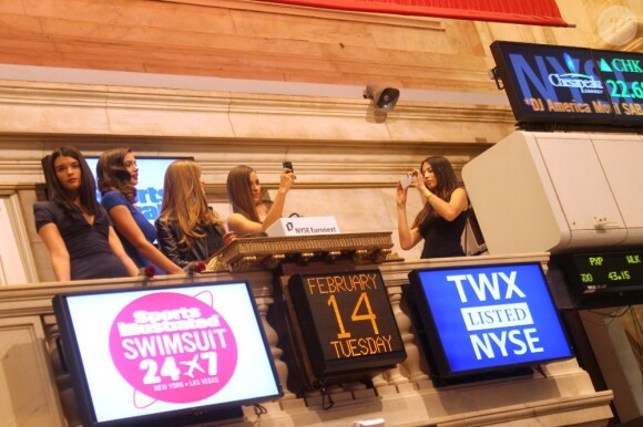 Irina Shayk et Jessica Gomes immortalisent le moment. New York, le 14 février 2012.
