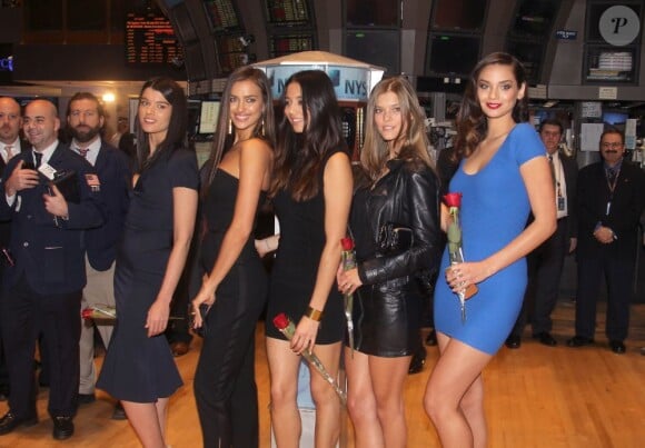 Crystal Renn, Irina Shayk, Jessica Gomes, Nina Agdal et Michelle Vawer  font le bonheur des agents du NYSE. New York, le 14 février 2012.