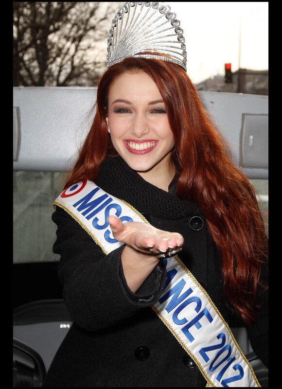 Delphine Wespiser, Miss France 2012, dans le bus beauty tour de l'école Marbeuf, le 14 février 2012