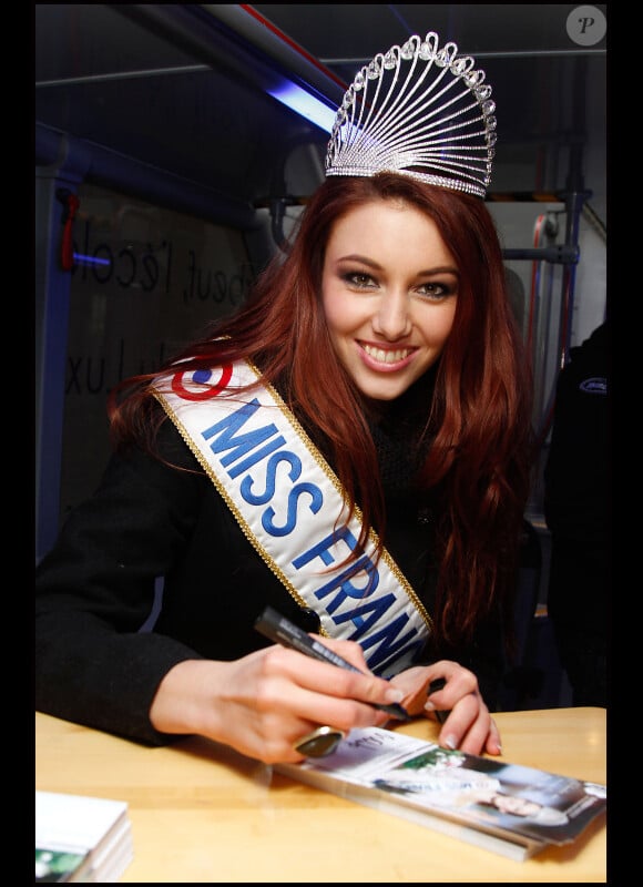 Delphine Wespiser, Miss France 2012, dans le bus beauty tour de l'école Marbeuf, le 14 février 2012 