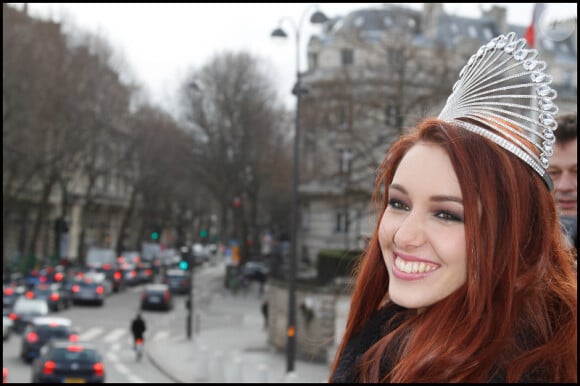 Delphine Wespiser, Miss France 2012, dans le bus beauty tour de l'école Marbeuf, le 14 février 2012 