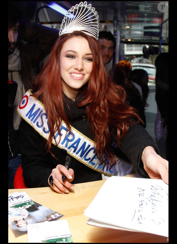 Delphine Wespiser : La Miss France 2012 s'éclate dans le bus beauty tour de l'école Marbeuf, le 14 février 2012 