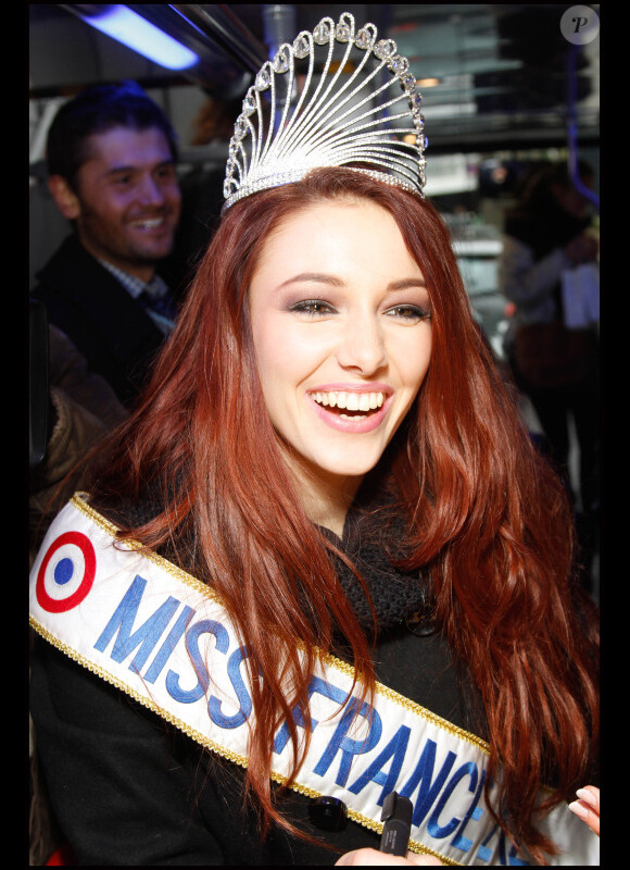 Delphine Wespiser, Miss France 2012, dans le bus beauty tour de l'école Marbeuf, le 14 février 2012