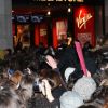 Les One Direction débarquent à Paris et c'est la cohue sur les Champs-Élysées, le 14 février 2012.