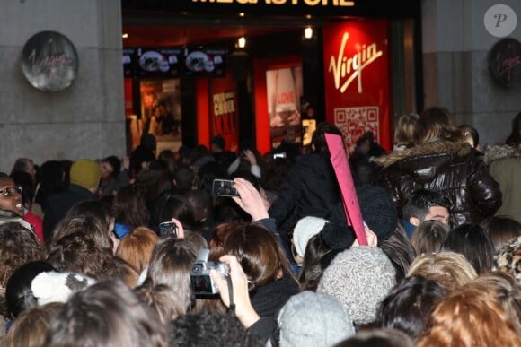 Les One Direction débarquent à Paris et c'est la cohue sur les Champs-Élysées, le 14 février 2012.