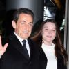 Nicolas Sarkozy et Carla Bruni arrivent, souriants, dans les locaux de TF1, à Paris, le 15 février 2012.