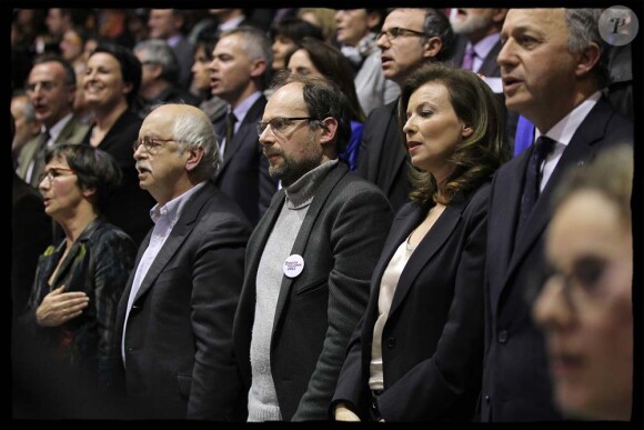 Erik Orsenna, Denis Podalydès, Yves Simon, Valérie Trierweiler et Laurent Fabius au meeting François  Hollande au Zénith de Rouen, sa ville natale, le 15 février 2012.
