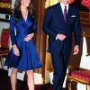 Kate Middleton en robe bleue Issa lors de l'annonce de ses fiançailles avec William. C'est ainsi qu'apparaîtra son double de cire du musée Madame Tussauds de Londres.
En avril, à l'occasion du premier anniversaire de son premier mariage avec le prince William, Kate Middleton surgira en statue de cire dans quatre musées Madame Tussauds... et en Barbie !