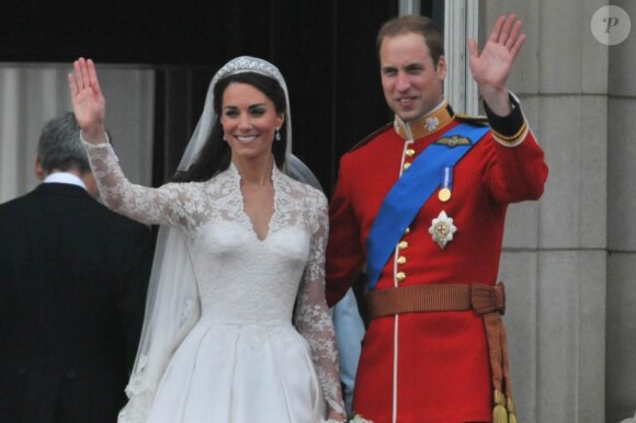 William et Kate lors de leur mariage le 29 avril 2011.
En avril 2012, à l'occasion du premier anniversaire de son premier mariage avec le prince William, Kate Middleton surgira en statue de cire dans quatre musées Madame Tussauds... et en Barbie !