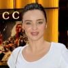 Miranda Kerr arrive dans un look simple et chic à la boutique David Jones. Sydney, le 15 février 2012.