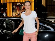 Miranda Kerr : Souriante, très en beauté et admirée par Dannii Minogue