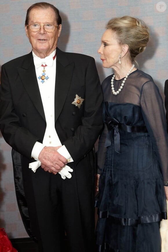 Sir Roger Moore et son épouse Kristina Thorstrup au 56e Bal de l'Opéra de Vienne.
Comme chaque année, de nombreuses célébrités et personnalités ont assisté en toute élégance au 56e Bal de l'Opéra de Vienne, le 16 février 2012.