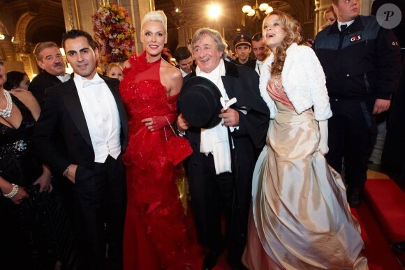 Brigitte Nielsen et son mari Mattia Dessi avec le magnat autrichien Robert Lugner au 56e Bal de l'Opéra à Vienne.
Comme chaque année, de nombreuses célébrités et personnalités ont assisté en toute élégance au 56e Bal de l'Opéra de Vienne, le 16 février 2012.