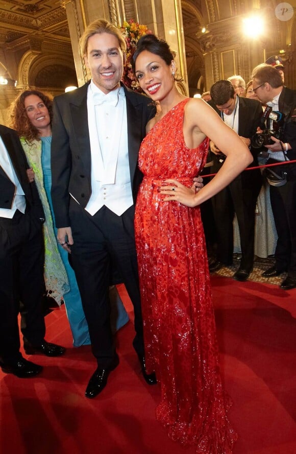 Rosario Dawson avec le violoniste David Garrett au 56e Bal de l'Opéra de Vienne.
Comme chaque année, de nombreuses célébrités et personnalités ont assisté en toute élégance au 56e Bal de l'Opéra de Vienne, le 16 février 2012.