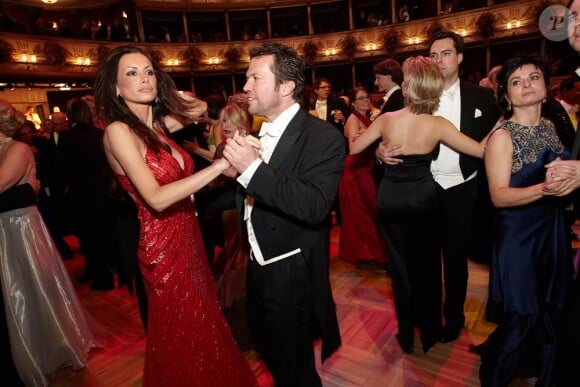 Lothar Matthaüs et sa compagne Joanna ont valsé au 56e Bal de l'Opéra de Vienne.
Comme chaque année, de nombreuses célébrités et personnalités ont assisté en toute élégance au 56e Bal de l'Opéra de Vienne, le 16 février 2012.
