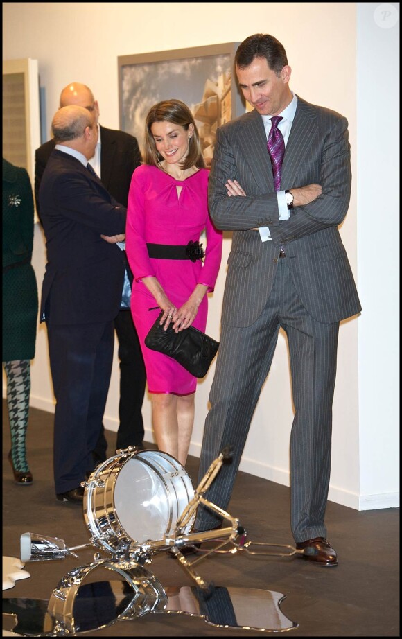 Letizia et Felipe d'Espagne, stylés et appliqués, inauguraient le 16 février 2012 le 31e Salon de l'art contemporain de Madrid, ARCOmadrid.