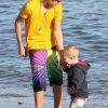 Justin Bieber, très maternel entouré d'enfants de sa famille, sur une plage de Malibu, le vendredi 17 février 2012.