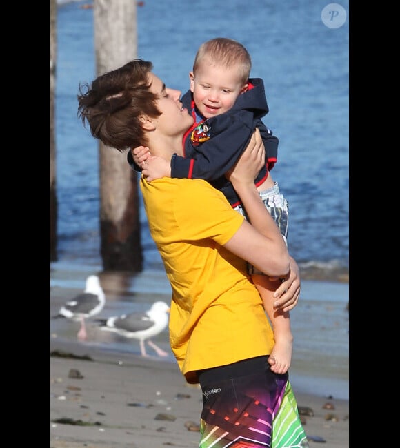 Justin Bieber, très maternel entouré d'enfants de sa famille, sur une plage de Malibu, le vendredi 17 février 2012.