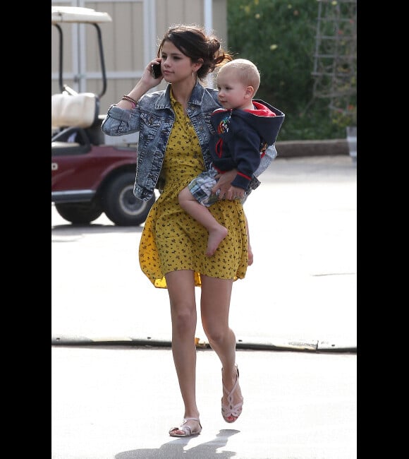 Selena Gomez, très maternelle entourée d'enfants de la famille de Justin Bieber, sur une plage de Malibu, le vendredi 17 février 2012.sur une plage de Malibu, le vendredi 17 février 2012.