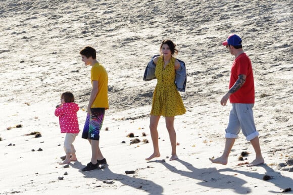 Justin Bieber et Selena Gomez, sur une plage de Malibu, le vendredi 17 février 2012.