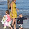 Selena Gomez, très maternelle entourée d'enfants de la famille de Justin Bieber, sur une plage de Malibu, le vendredi 17 février 2012.sur une plage de Malibu, le vendredi 17 février 2012.